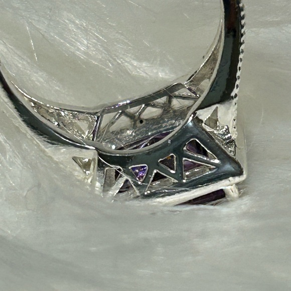 Elegant Purple and Silver Ring - Picture 5 of 10